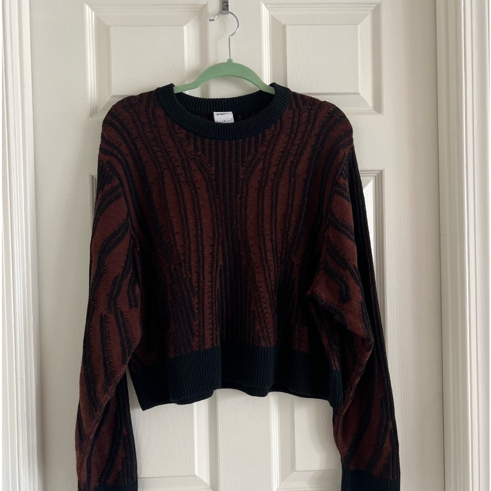 Nike yoga sweater. Cropped. EUC. Size Medium.